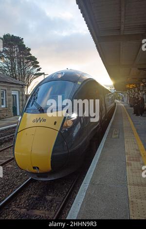 St Earth, Cornwall, England, im Januar 20th 2022, fährt ein moderner Hochgeschwindigkeitszug der Great Western Railway in den Bahnhof. Stockfoto