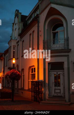 Nachtstraße in Pärnu Stadt im Sommer. Stockfoto