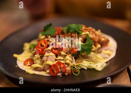 Traditionelle Tacos mit Fleisch in einem Restaurant. Stockfoto