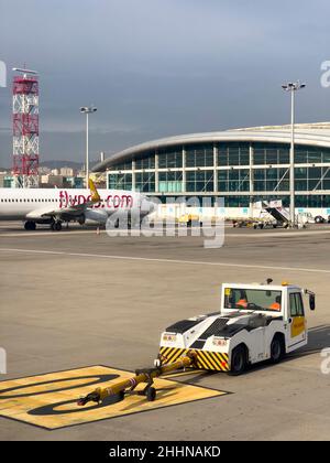 Sabiha Gokcen Airport, Istanbul, Türkei - 15. Januar 2022: Abschleppfahrzeug, Pegasus Airline Passagierflugzeug wartet vor DEM INTERNATIONALEN Flughafen SAW Stockfoto