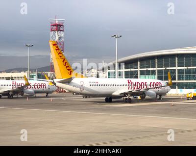 Flughafen Sabiha Gokcen, Istanbul, Türkei - 15. Januar 2022: Außenansicht des INTERNATIONALEN Flughafens SAW. Pegasus Airlines Docking für Bodenpflege. Stockfoto