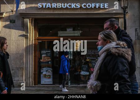 24. Januar 2022, Krakau, Polen: Die Menschen gehen an einem Starbucks-Café in Krakau vorbei. (Bild: © Omar Marques/SOPA Images via ZUMA Press Wire) Stockfoto