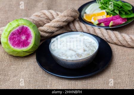 Türkische traditionelle Kutteln-Suppe auf Leinenhintergrund. Lokaler Name iskembe corbasi. Stockfoto