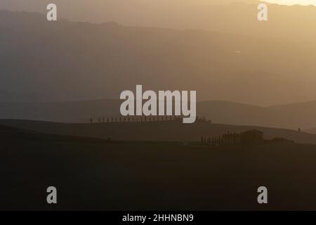 Erstaunlicher farbenprächtiger Sonnenuntergang in der Toskana. Malerischer Agrotourismus und typische ländliche Landschaft in der Toskana, Italien, Europa. Stockfoto