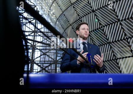 Brüssel, Belgien. 25th Januar 2022. Der französische Minister für europäische Angelegenheiten, Clement Beaune, spricht vor dem Treffen des Rates „Allgemeine Angelegenheiten“ am Sitz des EU-Rates in Brüssel, Belgien, am 25. Januar 2022 mit der Presse. (Bild: © Valeria Mongelli/ZUMA Press Wire) Stockfoto