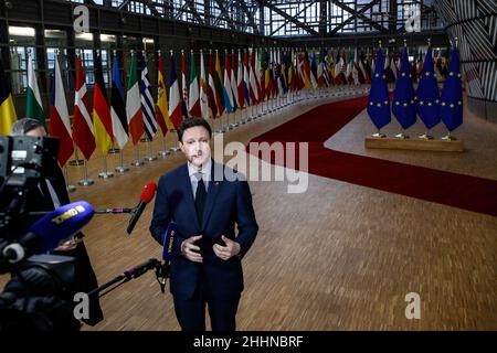 Brüssel, Belgien. 25th Januar 2022. Der französische Minister für europäische Angelegenheiten, Clement Beaune, spricht vor dem Treffen des Rates „Allgemeine Angelegenheiten“ am Sitz des EU-Rates in Brüssel, Belgien, am 25. Januar 2022 mit der Presse. (Bild: © Valeria Mongelli/ZUMA Press Wire) Stockfoto