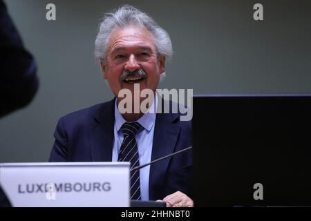 Brüssel, Belgien. 25th Januar 2022. Der luxemburgische Außenminister Jean Asselborn bei einem Runden Tisch während der Tagung des Rates "Allgemeine Angelegenheiten" am 25. Januar 2022 im Sitz des EU-Rates in Brüssel, Belgien. (Bild: © Valeria Mongelli/ZUMA Press Wire) Stockfoto