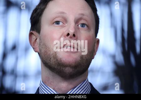 Brüssel, Belgien. 25th Januar 2022. Der französische Minister für europäische Angelegenheiten, Clement Beaune, spricht vor dem Treffen des Rates „Allgemeine Angelegenheiten“ am Sitz des EU-Rates in Brüssel, Belgien, am 25. Januar 2022 mit der Presse. (Bild: © Valeria Mongelli/ZUMA Press Wire) Stockfoto