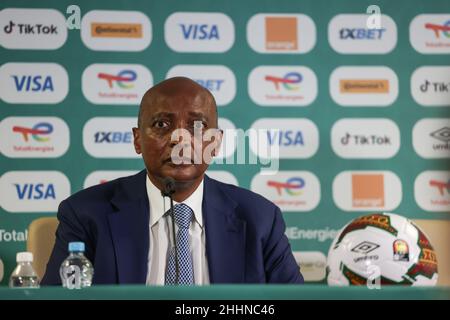 YAOUNDE, KAMERUN - 25. JANUAR: Präsident des Verbands des afrikanischen Fußballs Patrice Motsepe während der Pressekonferenz beim Africa Cup on Nations bezüglich des Vorfalls mit Fans vor Kamerun und Komoren-Spiel am 24/01/2022 Pressekonferenz im Stade Ahmadou Ahidjo am 25. Januar 2022 in Yaounde, Kamerun. (Foto von SF) Kredit: Sebo47/Alamy Live News Stockfoto