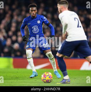 23. Januar - Chelsea gegen Tottenham Hotspur - Premier League - Stamford Bridge Chelsea's Callum Hudson-Odoi wird von Harry Winks während des Premier League-Spiels in Stamford Bridge, London, angegangen. Bildnachweis : © Mark Pain / Alamy Live News Stockfoto
