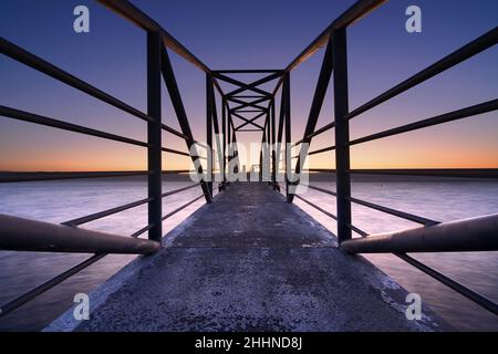 Ein Blick über einen Sonnenaufgang von einem Pier auf dem See von Galilee Stockfoto