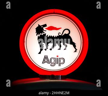 Logo von Agip (Firma Eni S.p.A.), beleuchtetes Schild an der Zapfsäule in Baku, Aserbaidschan - 12. april 2017 Stockfoto