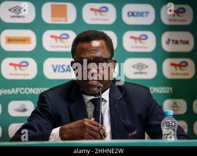 YAOUNDE, KAMERUN - 25. JANUAR: Generalsekretär des CAF Veron Mosengo-Omba während der Pressekonferenz beim Africa Cup on Nations bezüglich des Vorfalls mit Fans vor dem Spiel Kamerun und Komoren am 24/01/2022 Pressekonferenz im Stade Ahmadou Ahidjo am 25. Januar 2022 in Yaounde, Kamerun. (Foto von SF) Kredit: Sebo47/Alamy Live News Stockfoto