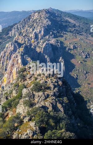 Quarzitische Kamm des Monfrague National Park, Caceres, Extremadura, Spanien. Übersicht vom Schloss Stockfoto