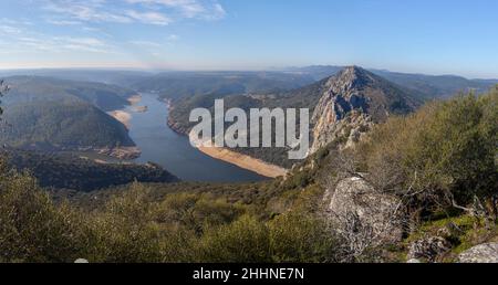 Der Fluss Tagus fließt durch den Nationalpark Monfrague, Caceres, Extremadura, Spanien. Übersicht vom Schloss Stockfoto