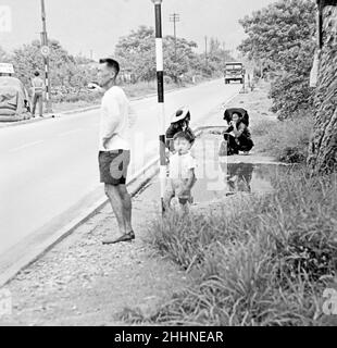 Lokale chinesische Familie wartet auf einen Bus in den New Territories Hong Kong 1966 1967 Stockfoto