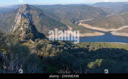 Der Fluss Tagus fließt durch den Nationalpark Monfrague, Caceres, Extremadura, Spanien. Übersicht vom Schloss Stockfoto