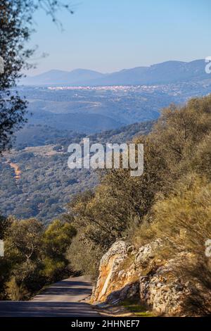 Serradilla Dorf von der Monfrague Castle Straße aus gesehen, Caceres, Extremadura, Spanien. Der beste Ort in Spanien, um Vögel zu beobachten Stockfoto