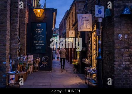 Camden Passage, eine lebhafte Fußgängerstraße mit antiken Ständen, Geschäften, Pubs, Restaurants und Cafés, Islington, London, England, Großbritannien Stockfoto