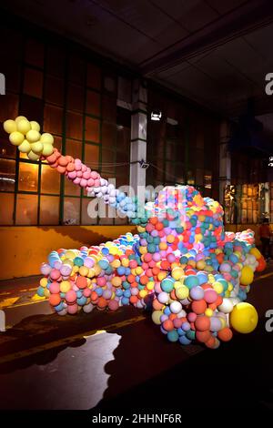 Rom, Ballonmuseum eingeweiht, das erste Museum in Italien komplett aus Ballon & aufblasbare Kunst. Ballonmuseum - Lets Fly ist eine künstlerische Installation und spielerische Erlebnisveranstaltung. Der Besucher tritt in eine echte Zitadelle aus Ballon- und aufblasbarer Kunst ein, großformatige, farbenfrohe und verspielte, innovative Werke, die von den größten weltweit anerkannten Künstlern geschaffen wurden, die ihre soziale Botschaft durch den Pop-Stil vermitteln. In Rom, (Italien), 14. Januar 2022. Stockfoto