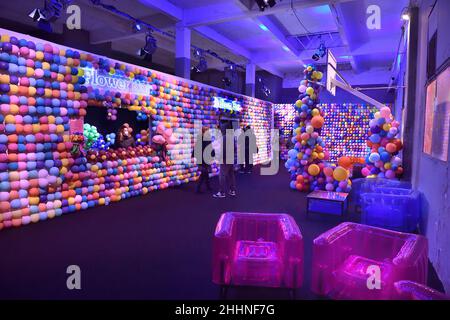 Rom, Ballonmuseum eingeweiht, das erste Museum in Italien komplett aus Ballon & aufblasbare Kunst. Ballonmuseum - Lets Fly ist eine künstlerische Installation und spielerische Erlebnisveranstaltung. Der Besucher tritt in eine echte Zitadelle aus Ballon- und aufblasbarer Kunst ein, großformatige, farbenfrohe und verspielte, innovative Werke, die von den größten weltweit anerkannten Künstlern geschaffen wurden, die ihre soziale Botschaft durch den Pop-Stil vermitteln. In Rom, (Italien), 14. Januar 2022. Stockfoto