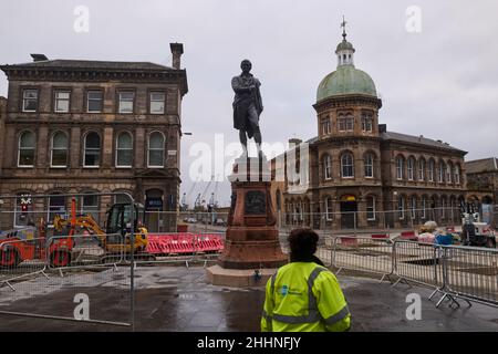 Edinburgh Schottland, Großbritannien Januar 25 2022.die 200-jährige Robert Burns Statue wird rechtzeitig vor der Burns Night in Leith restauriert, nachdem sie für den Bau der Straßenbahnlinie entfernt wurde. Credit sst/alamy live News Stockfoto