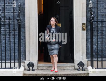 London, Großbritannien. 25th Januar 2022. Baroness Evans von Bowes Park, Leiterin des Oberhauses, Lord Privy Seal, nimmt an der wöchentlichen Kabinettssitzung in der Downing Street Teil. Premierminister Boris Johnson steht unter intensivem Druck, nachdem verschiedene Parteien unter Nummer 10 beschuldigt wurden. Kredit: Mark Thomas/Alamy Live Nachrichten Stockfoto