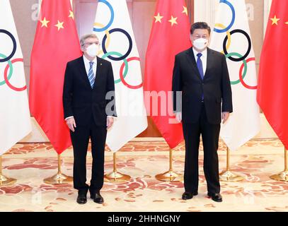 Peking, China. 25th Januar 2022. Der chinesische Präsident Xi Jinping trifft sich mit dem Präsidenten des Internationalen Olympischen Komitees (IOC) Thomas Bach im Diaoyutai State Guesthouse in Peking, der Hauptstadt Chinas, am 25. Januar 2022. Quelle: Yao Dawei/Xinhua/Alamy Live News Stockfoto