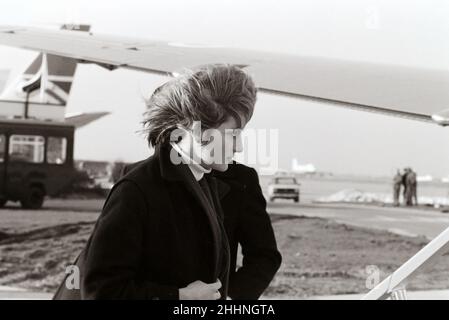 Prinzessin Diana und Prinz Charles, die im Dezember 1981 vom Flughafen Heathrow nach Aberdeen abreisen Stockfoto