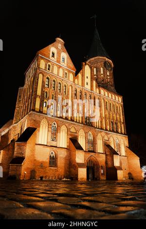 Luftaufnahme der Kathedrale im Stadtzentrum von Kaliningrad bei Nacht, nächtliches Stadtbild, Insel Immanuel Kant Stockfoto