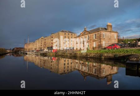 Kanalreflexionen an der Speirs Wharf im Zentrum von Glasgow. Stockfoto