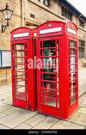 Zwei traditionelle rote Telefonzellen am Eingang der Glasgow University. Stockfoto