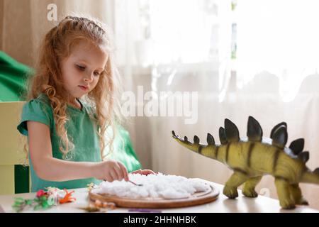 Kleines Mädchen Kind Kind im Kinderzimmer spielen mit Spielzeug im Spiel. 5 Jahre glücklich lächelnd Kindermädchen spielen mit Tierspielzeug im Spielzimmer allein Stockfoto