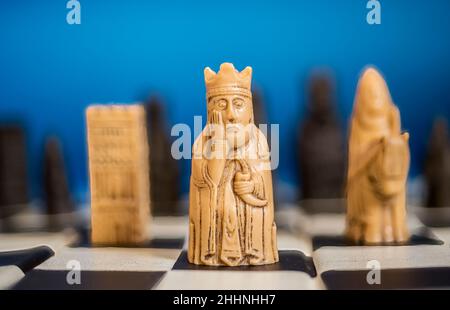 Lewis Schachfiguren auf dem Schachbrett. Stockfoto