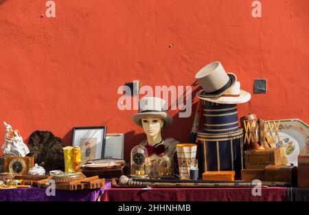 Artikel zum Verkauf auf dem Wochenend-Markt in Glasgow. Stockfoto