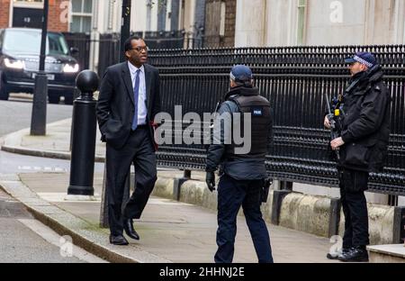 Bild zeigt: Polizei auf Wache als Kwasi Kwarteng das Kabinett in der Downing Street verlässt Bild von Gavin Rodgers/ Pixel8000 Stockfoto