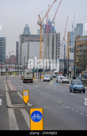 24. Januar 2022. Verkehr auf der A3205 in Richtung Westen nach London mit großen Bauarbeiten rund um die Nine Elms Lane in Battersea, London, Großbritannien. Stockfoto