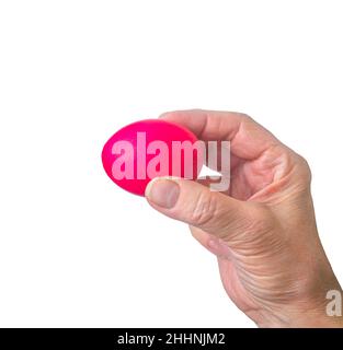 Nicht erkennbare Frauen halten sich die Hand nach Eiern. Ein rotes Osterei klopfen. Alte Urlaubstradition. Isoliert auf weißem Hintergrund. Frohe Ostern Stockfoto