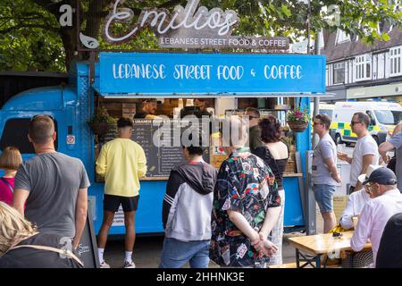 Libanesisches Essen in Großbritannien; ein libanesischer Imbissstand, der im Sommer Street Food verkauft, Harpenden, Hertfordshire in England Stockfoto