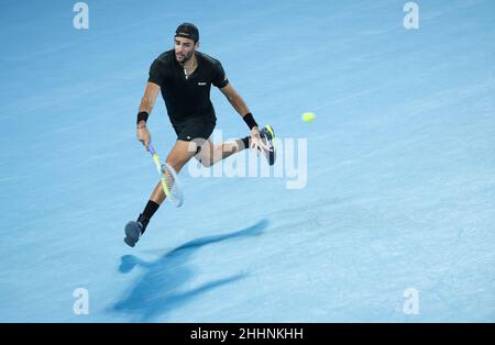 Melbourne, Australien. 25th Januar 2022. Matteo Berrettini aus Italien tritt am 25. Januar 2022 beim Australian Open in Melbourne, Australien, beim Viertelfinale der Männer gegen den Franzosen Gael Monfils an. Quelle: Bai Xuefei/Xinhua/Alamy Live News Stockfoto