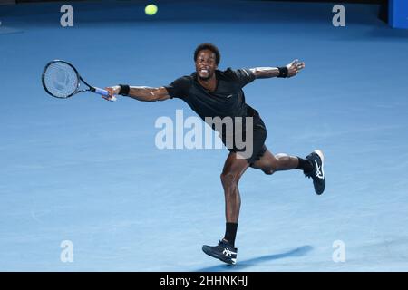 Melbourne, Australien. 25th Januar 2022. Gael Monfils aus Frankreich tritt am 25. Januar 2022 beim Australian Open in Melbourne, Australien, beim Viertelfinalspiel der Männer gegen Matteo Berrettini aus Italien an. Quelle: Bai Xuefei/Xinhua/Alamy Live News Stockfoto