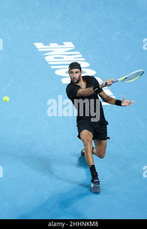 Melbourne, Australien. 25th Januar 2022. Matteo Berrettini aus Italien tritt am 25. Januar 2022 beim Australian Open in Melbourne, Australien, beim Viertelfinale der Männer gegen den Franzosen Gael Monfils an. Quelle: Bai Xuefei/Xinhua/Alamy Live News Stockfoto