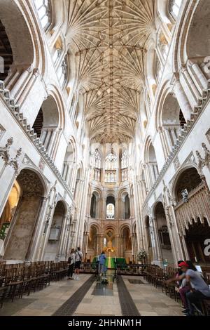 Kathedralen Großbritannien; Innenraum der Kathedrale von Norwich; das Kirchenschiff der mittelalterlichen Kathedrale aus dem 11th. Jahrhundert, Norwich, Norfolk Großbritannien Stockfoto