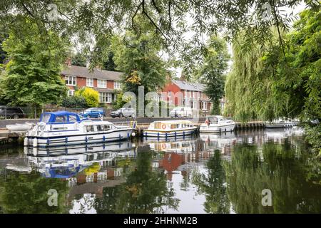 Der Fluss Wensum, mit Booten und Häusern im Stadtzentrum von Norwich im Sommer, Norwich Norfolk UK Stockfoto