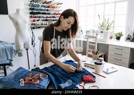 Kleidung ausbessern, wie man alte Kleider ausbessern kann. Nachhaltige Mode, Denim Upcycling-Ideen, Verwendung alter Jeans, Neuverwendung, Wiederverwendung alter Jeans, Upcycle-Sachen Stockfoto