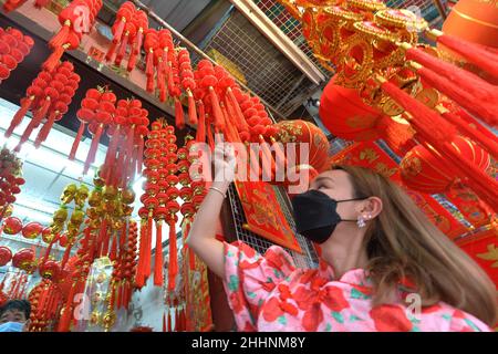 Bangkok, Thailand. 25th Januar 2022. Ein Kunde wählt am 25. Januar 2022 in einem Geschäft in der chinesischen Stadt Bangkok, Thailand, die Dekoration des Frühlingsfestes aus. Das Frühlingsfest fällt dieses Jahr auf den 1. Februar. Quelle: Rachen Sageamsak/Xinhua/Alamy Live News Stockfoto