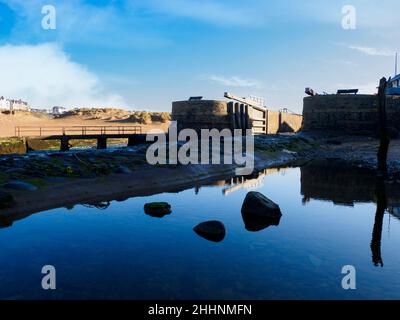 Zugang zum Kanal vom Meer aus, Bude, Cornwall, Großbritannien Stockfoto