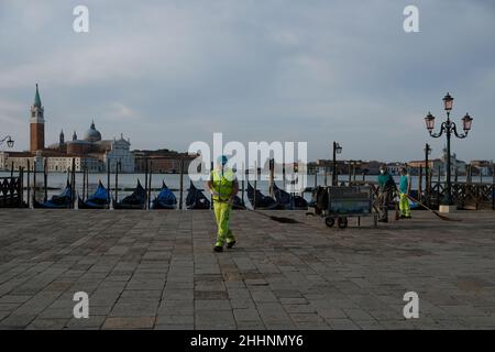 Ein Arbeiter, der den Markusplatz in Venedig desinfiziert hat Stockfoto