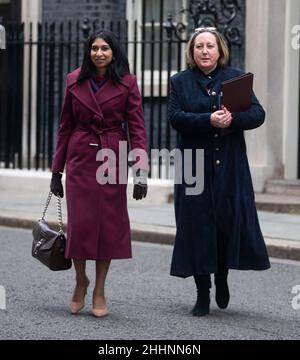 London, England, Vereinigtes Königreich: 25. Januar 2022, die Staatssekretärin für internationalen Handel und Präsidentin des Handelsausschusses ANNE-MARIE TREVELYAN (L) und die Generalanwältin für England und Wales SUELLA BRAVERMAN werden nach einer Kabinettssitzung vor der Downing Street 10 gesehen. (Bild: © Tayfun Salci/ZUMA Press Wire) Bild: ZUMA Press, Inc./Alamy Live News Stockfoto