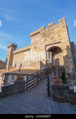 Stadtbild. Rocca Monaldeschi della Cervara Festung, Bolsena, Latium, Italien, Europa Stockfoto